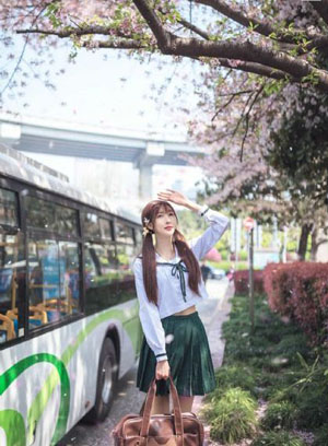 扰乱吧打烊后仅剩二人的沙龙