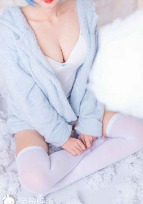 脱了她裙子摸进她的内裤亲吻