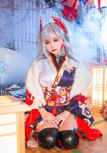 亲嘴舌头伸进去摸她的胸